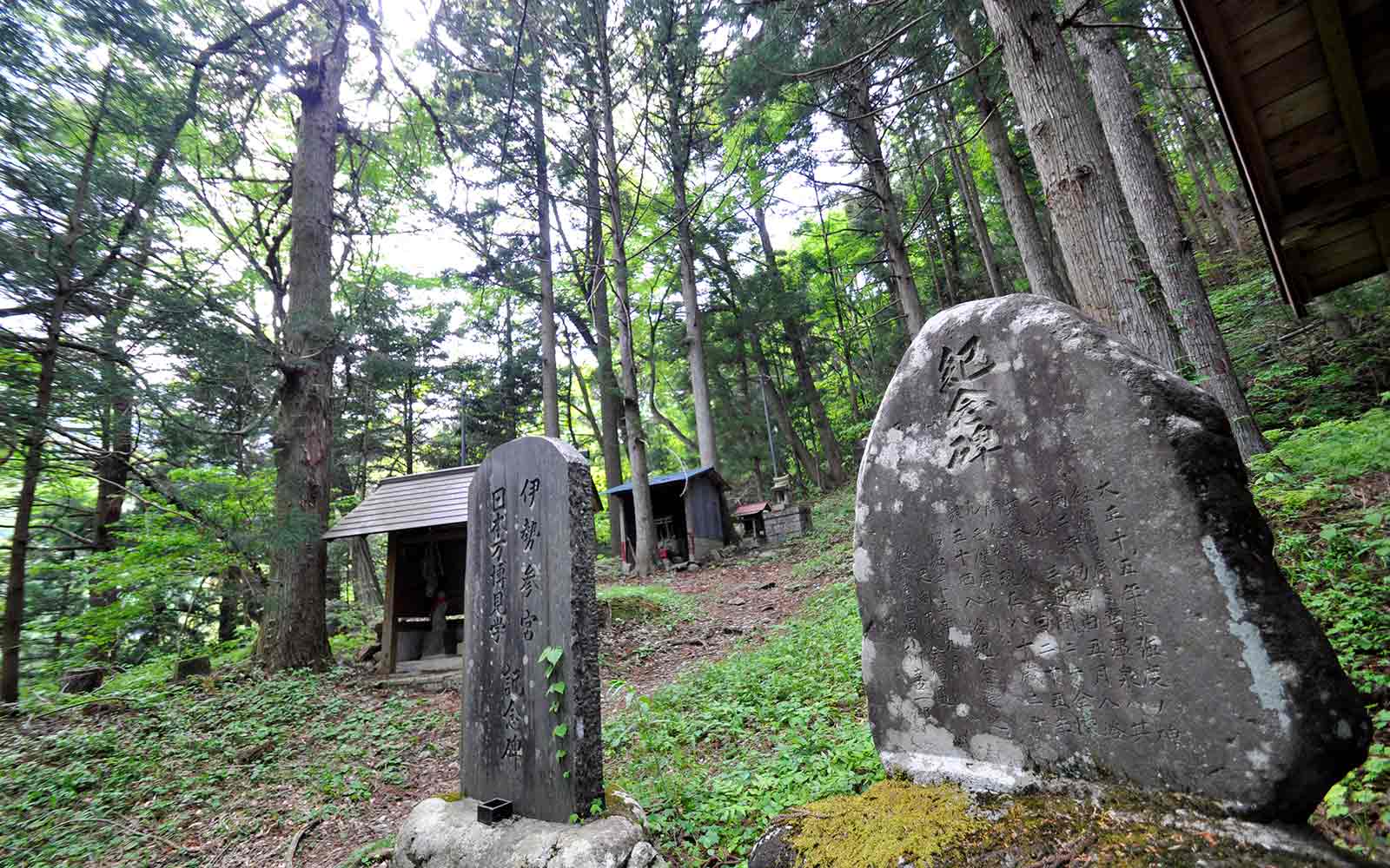 拝殿の左側には石碑があります。