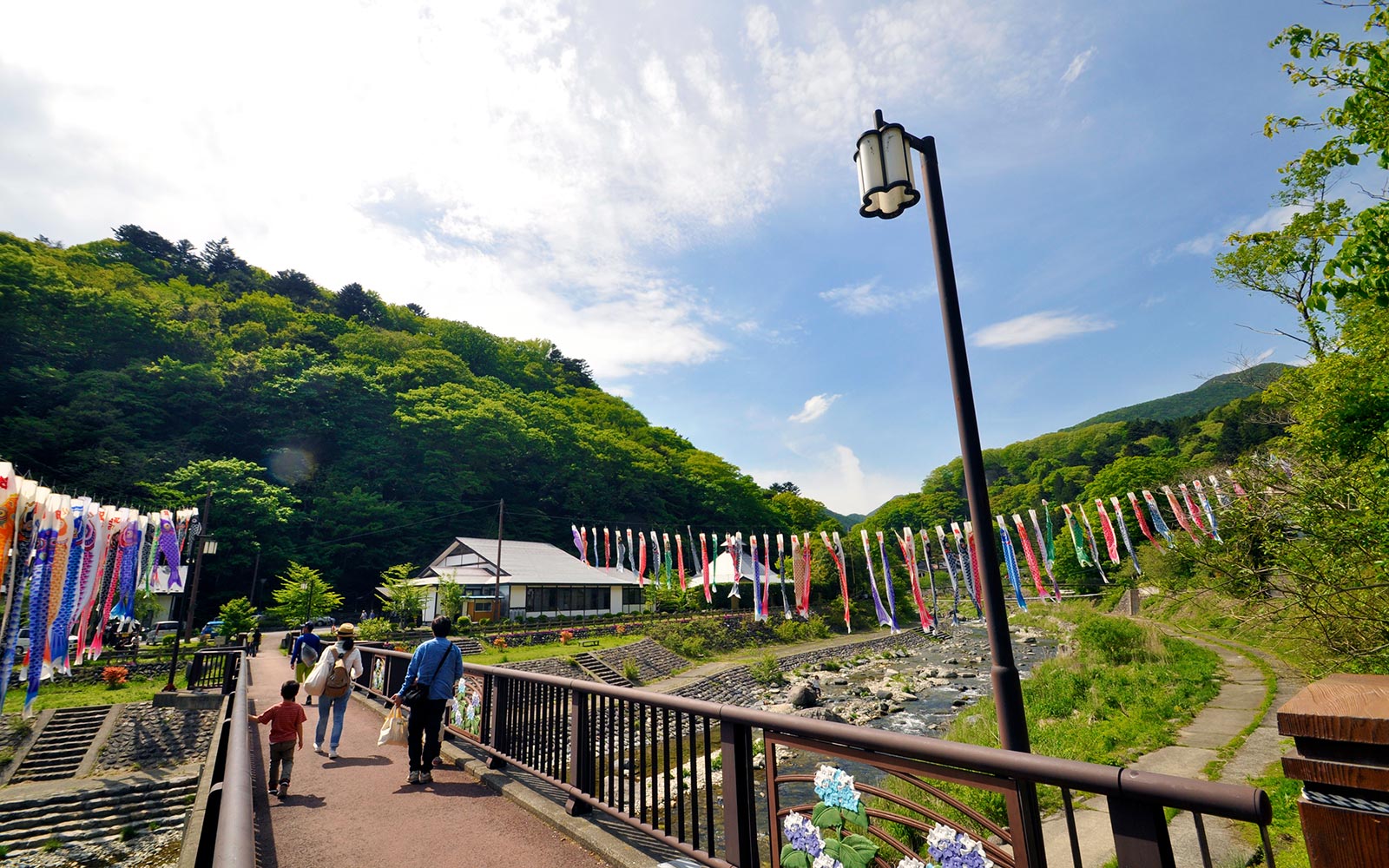 那珂川をまたぐ「やすらぎ橋」。